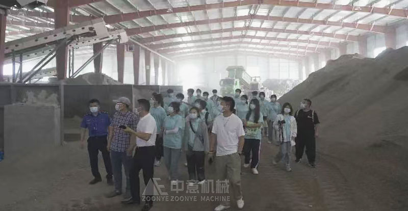 裝修垃圾處置中心工作人員向溫州大學建筑工程學院實踐隊同學們介紹垃圾處理生產(chǎn)線 裝修垃圾處置中心工作人員向溫州大學建筑工程學院實踐隊同學們介紹垃圾處理生產(chǎn)線