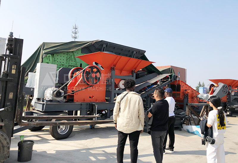 Technical manager explains equipment to customers.jpg Technical manager explains equipment to customers