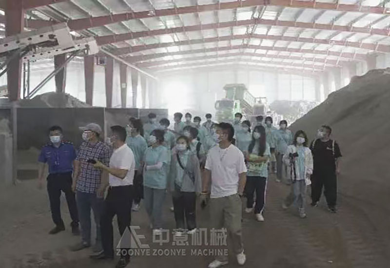 College students visit and study on site College students visit and study on site