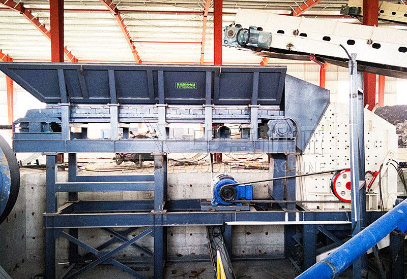 Chain conveyor and impact crusher Chain conveyor and impact crusher
