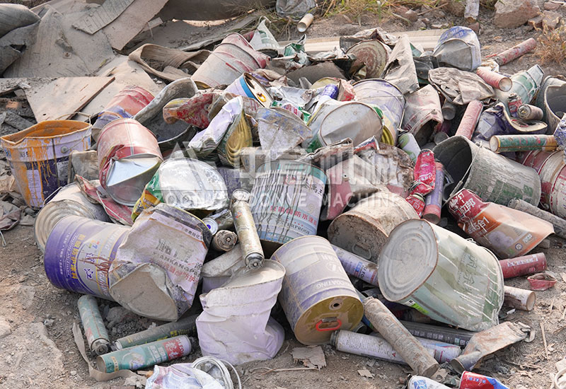 Sorted paint buckets, stainless steel and other metal materials Sorted paint buckets, stainless steel and other metal materials