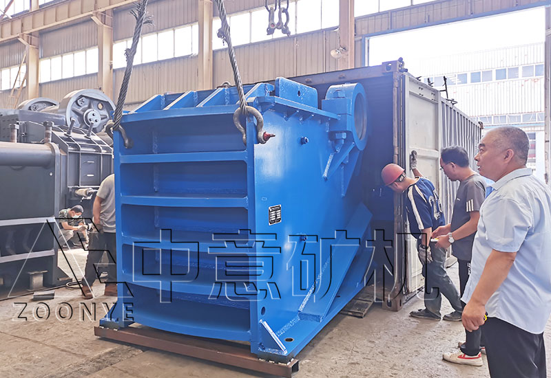 20220615019.jpg 顎式破碎機正在裝車